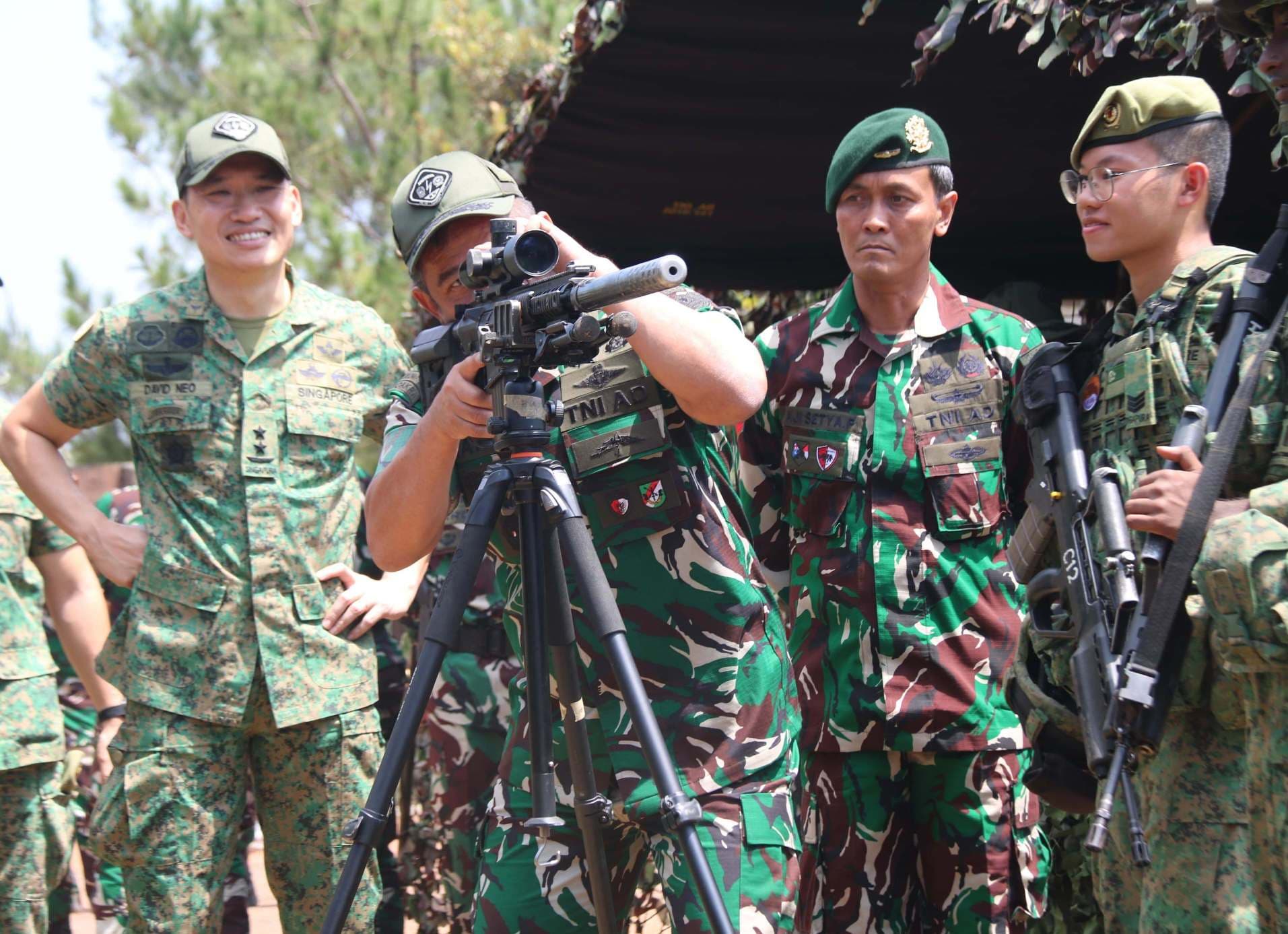 KSAD Jenderal TNI Maruli Simanjuntak (dua dari kiri) menjajal senjata di depan Chief of The Singapore Army Major General David Neo Chin Wee (kiri), senin (2/9). (dok. TNI AD) - Image