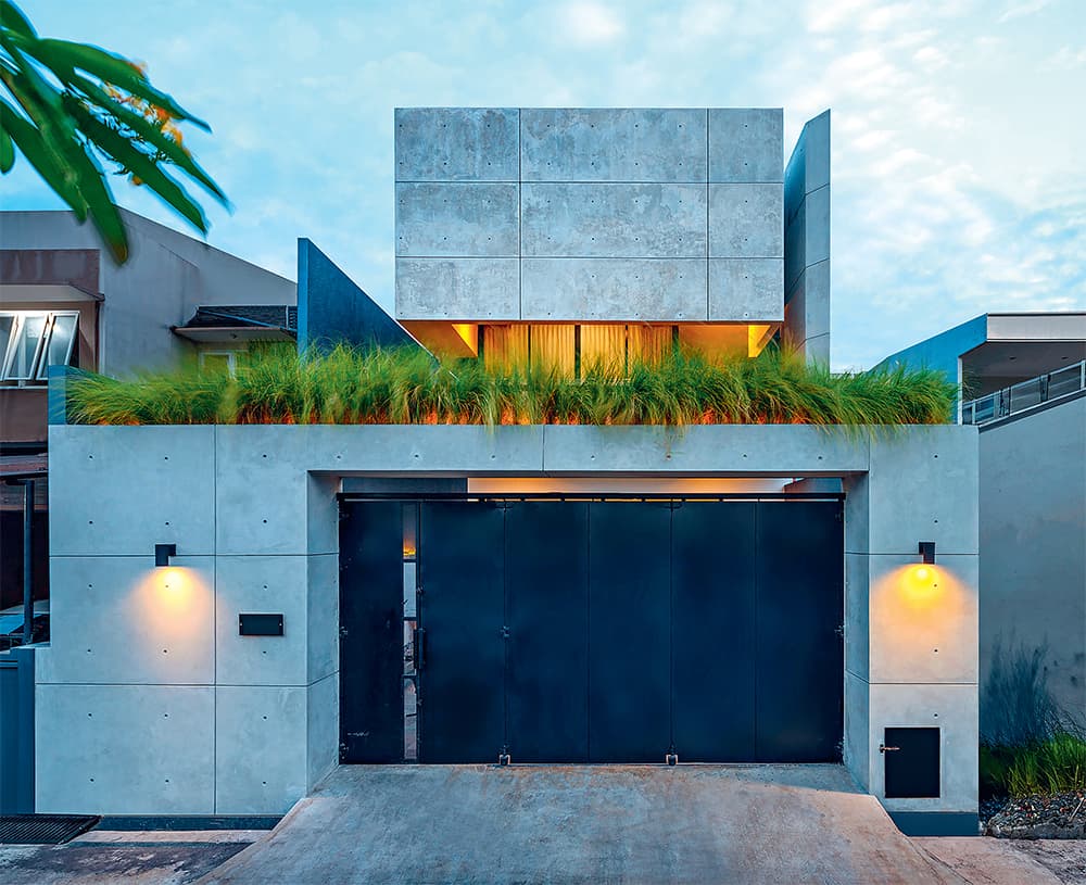 Uniknya J House, Padukan Fasad Yang Tertutup dengan Interior Semioutdoor - Image