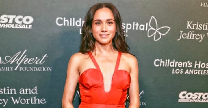Tampil Anggun, Meghan Markle Pakai Gaun Merah saat Hadiri Children's Hospital Los Angeles Gala (CHLA) LA 2024 - Image