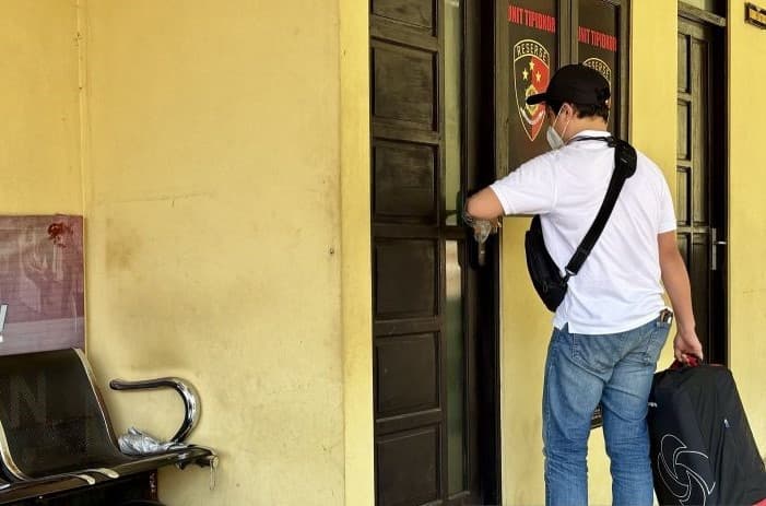 Petugas membawa koper kecil ke dalam ruangan Unit Tipidkor di Markas Polres Banjarbaru, Kalimantan Selatan, Senin (7/10) usai OTT KPK. (Tumpal Andani Aritonang/Antara) - Image