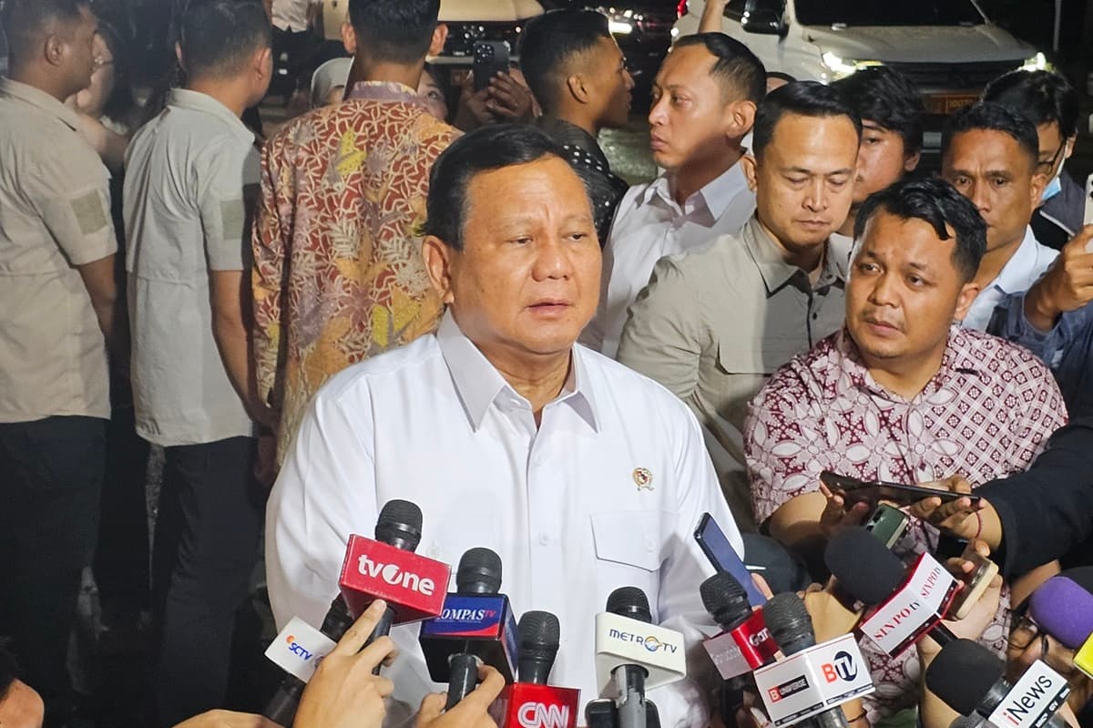 Presiden RI terpilih Prabowo Subianto usai memanggil calon menteri di&nbsp; kediamannya, Jalan Kertanegara IV, Kebayoran Baru, Jakarta Selatan, Senin (14/10). (Ridwan/JawaPos.com) - Image