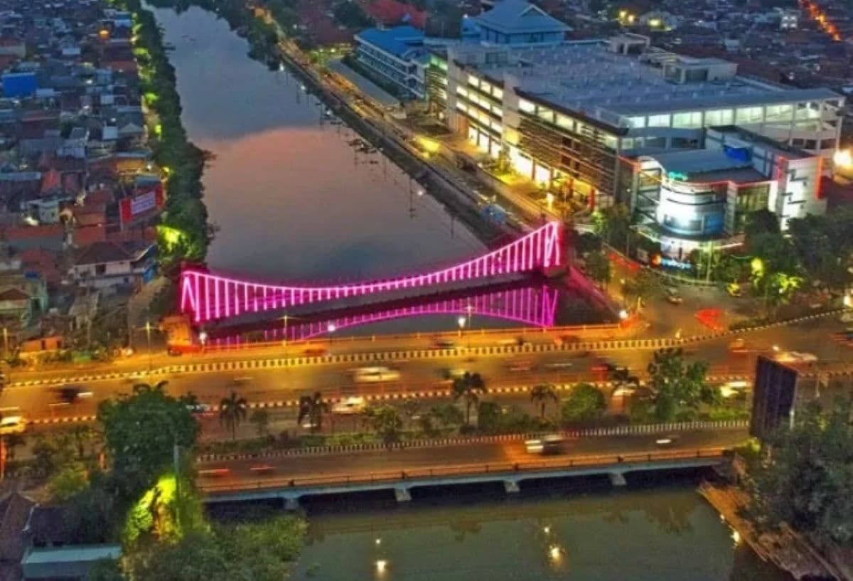 Area Terminal Intermoda Joyoboyo dan sekitarnya. (Puguh Sujiatmiko/Jawa Pos) - Image