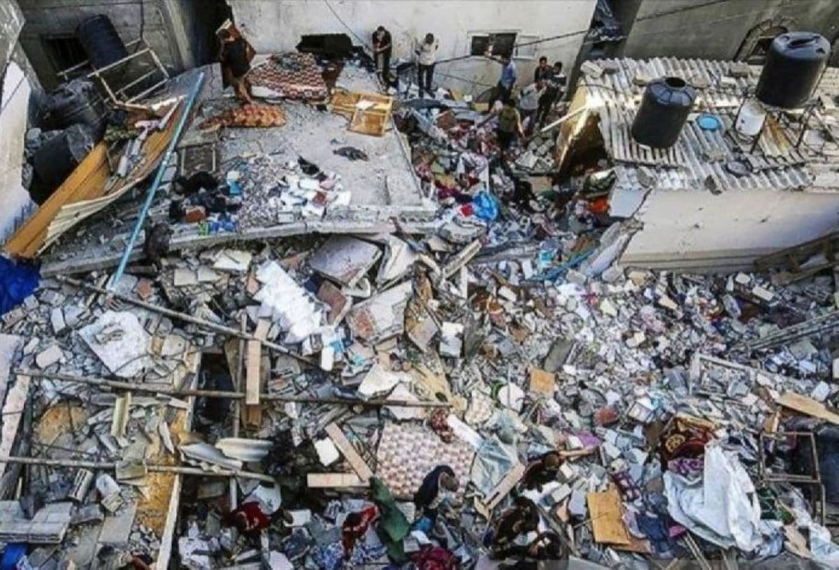 Tentara Israel melancarkan serangan besar-besaran di Jalur Gaza utara, menghancurkan rumah-rumah dan tempat penampungan, kata Pertahanan Sipil Gaza, Minggu (20/10). (Anadolu/Antara) - Image