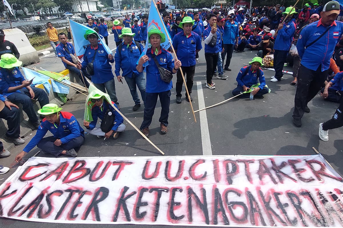 Ribuan buruh mengawal langsung pembacaan putusan MK tentang UU Cipta Kerja di patung kuda Monas, Jakarta Pusat, Kamis (30/10/2024). (Ryandi Zahdomo/JawaPos.com) - Image