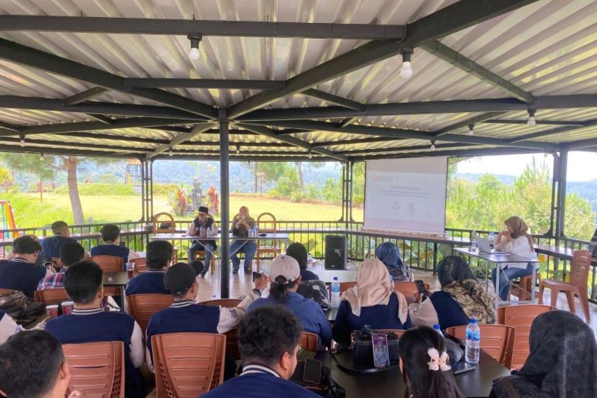 Bawaslu Kabupaten Blitar memantau rapat koordinasi persiapan pelantikan KPPS di Kabupaten Blitar.(Bawaslu Blitar/Antara) - Image