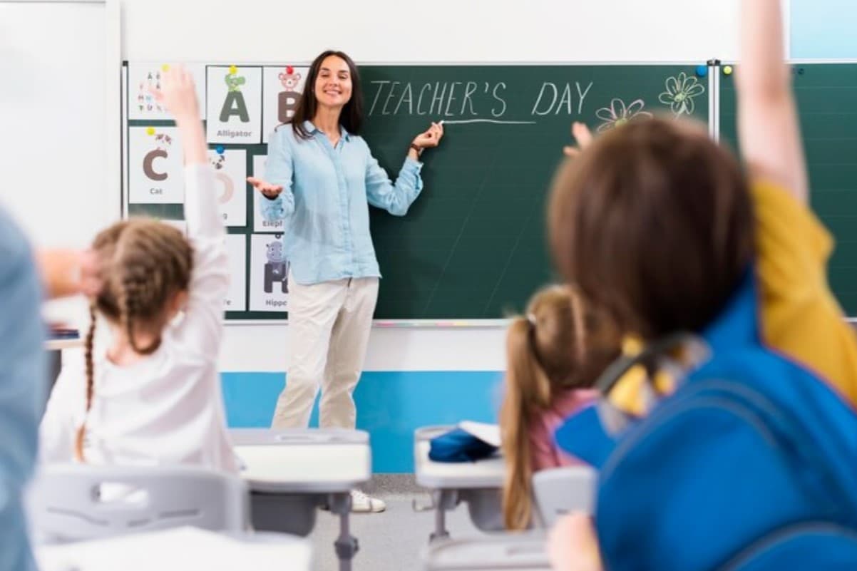 Negara Ini punya Cara Memperingati Hari Guru Nasional yang Tak Biasa, Gak Kalah Unik dengan Indonesia - Image