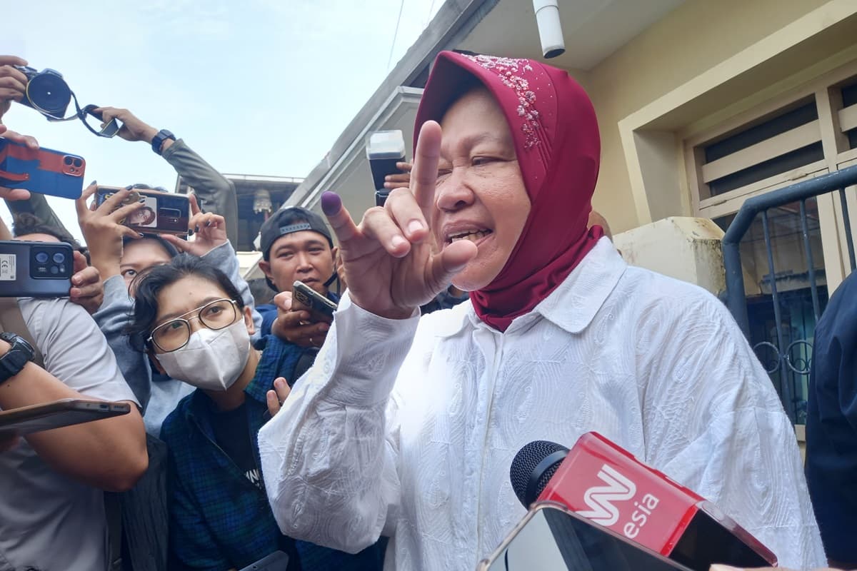 Cagub Jatim Tri Rismaharini saat menyalurkan hak pilihnya di TPS 16 Jajar Tunggal, Wiyung. (Novia Herawati/JawaPos.com) - Image