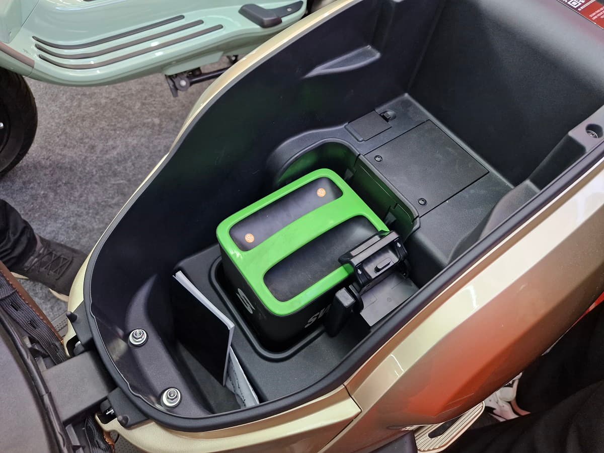 Area penyimpanan baterai sepeda motor listrik jadi bagian yang haram untuk dicuci. (Rian Alfianto/JawaPos.com) - Image