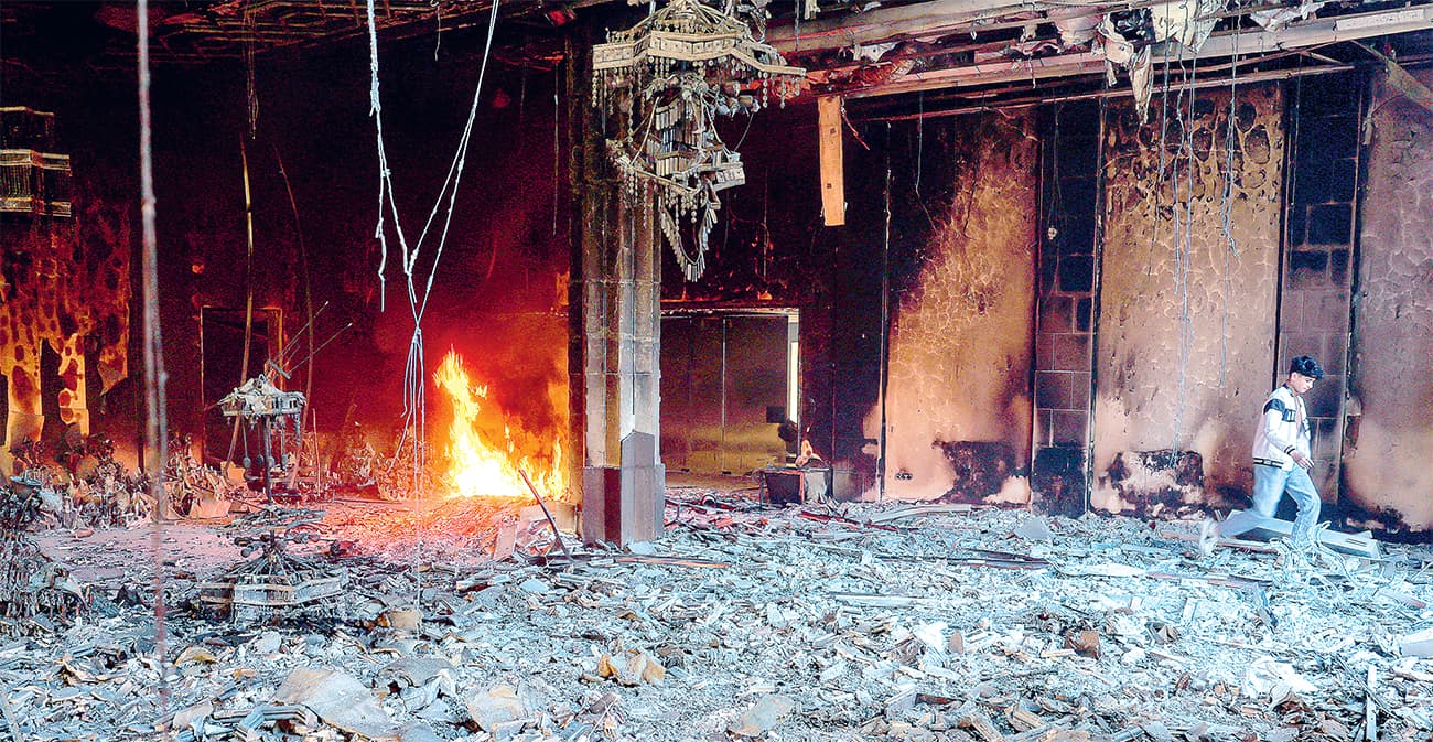 SASARAN KEMARAHAN: Kondisi kediaman Bashar Al Assad di Al Muhajirin, Damaskus, setelah mantan pengusa Syria itu melarikan diri ke Moskow. (AFP) - Image