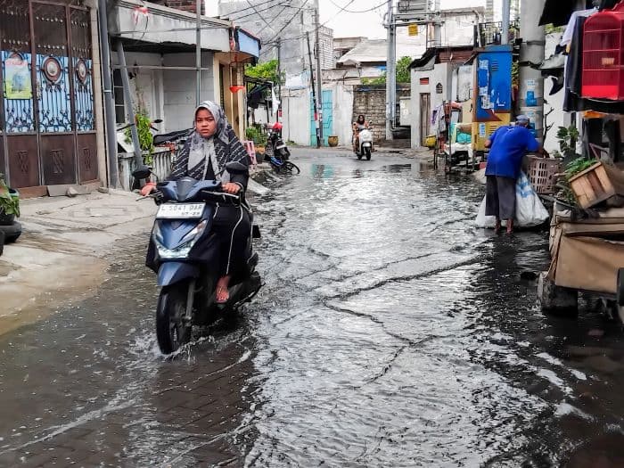Hujan deras yang mengguyur Surabaya sejak kemarin menyebabkan banjir parah di beberapa wilayah di Surabaya, salah satunya di Jalan Tambak Dalam Baru. (Juliana Christy / Jawa Pos) - Image