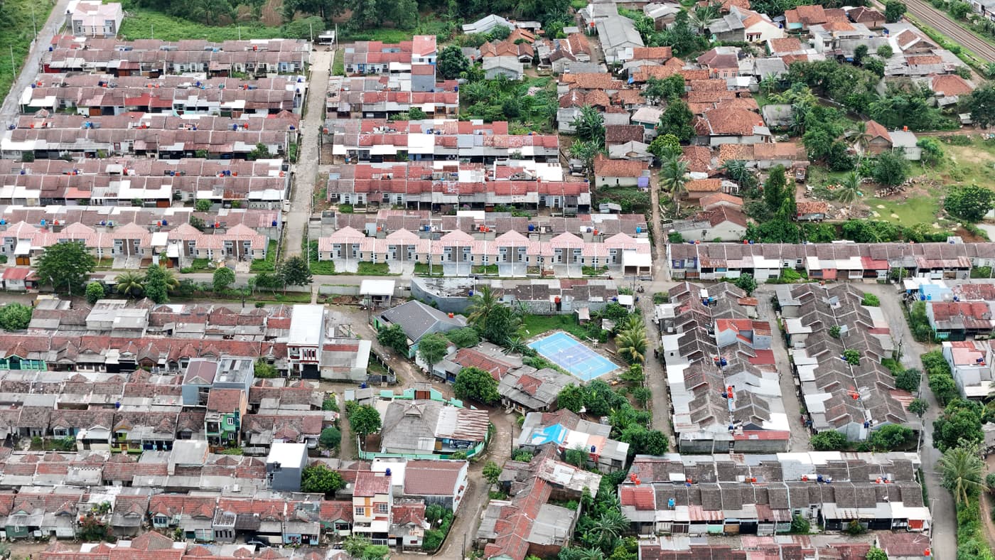 Foto udara kawasan perumahan subsidi di Parung Panjang, Kabupaten Bogor, Jawa Barat, Kamis (19/12/2024). (Dery Ridwansah/ JawaPos.com) - Image