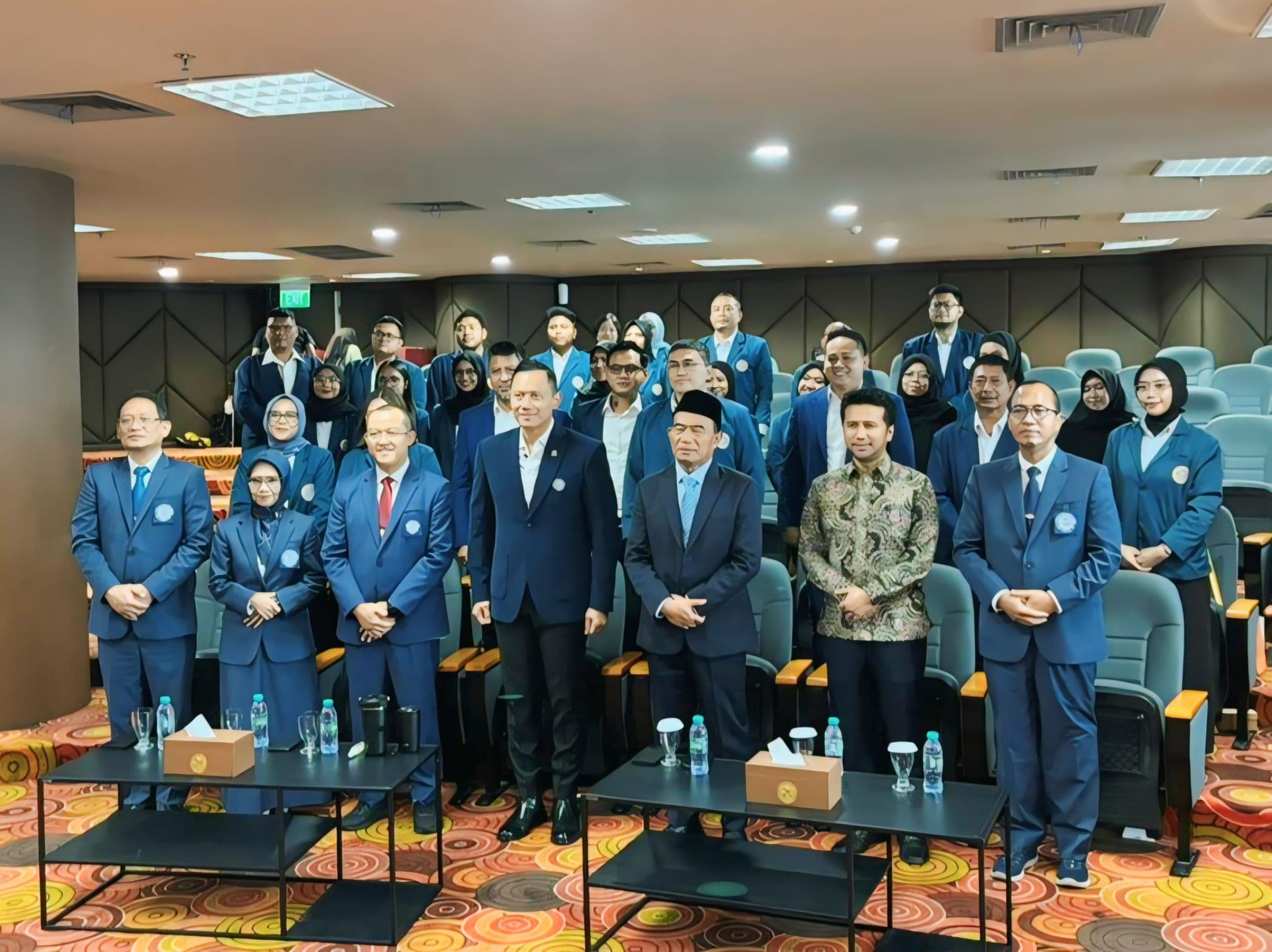 AHY bersama calon wisudawan Sekolah Pasca Sarjana Unair. (Istimewa) - Image