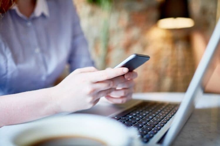 Ilustrasi- membaca pesan chat WA tapi hanya membalas saat butuh (pressfoto-freepik) - Image