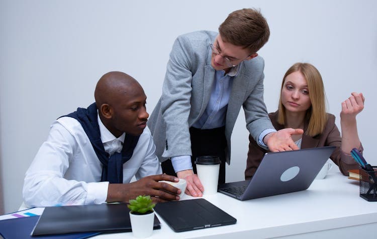 Tidak Perlu Dikompromikan, Moral Compass Justru Harus Diasah dan Diuji dalam Realita Dunia Kerja - Image