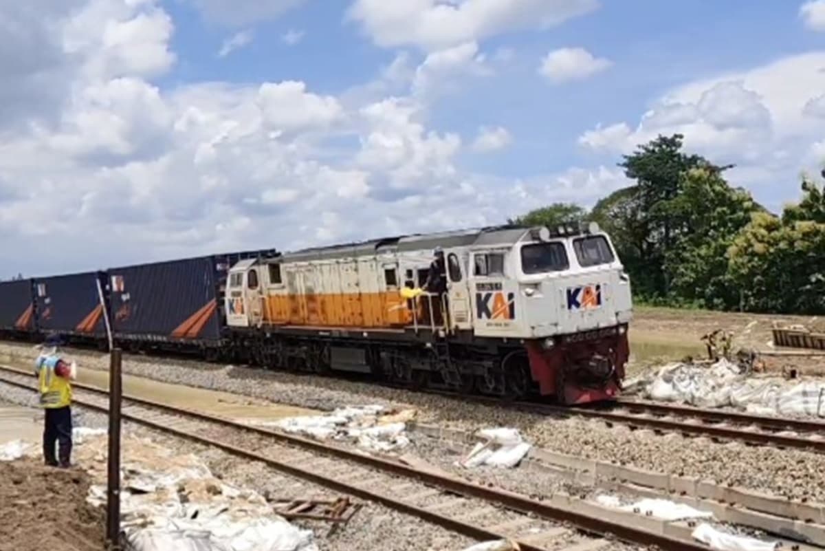 Jalur kereta api di KM 32+6/7, antara Stasiun Gubug dan Stasiun Karangjati, Kabupaten Grobogan, Jawa Tengah. (Humas KAI Daop 8 Surabaya) - Image