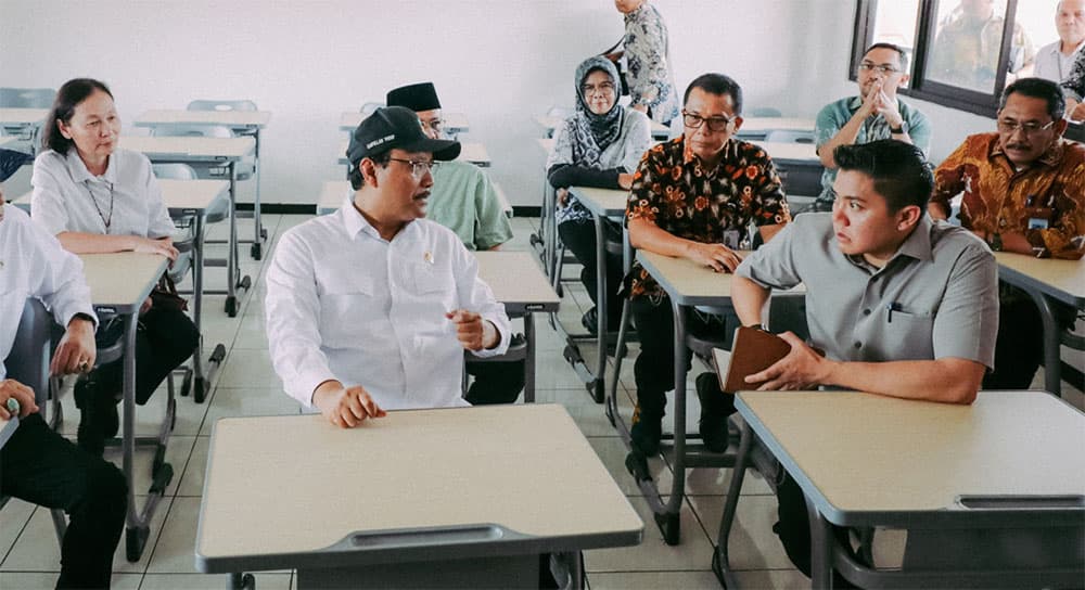 TINJAU LOKASI: Mensos Saifullah Yusuf (kiri depan) dan Seskab Teddy Indra Wijaya (kanan depan) menilik ruang kelas STPL, Bekasi, yang akan dijadikan sekolah rakyat pada Juli mendatang. (ANTARA) - Image