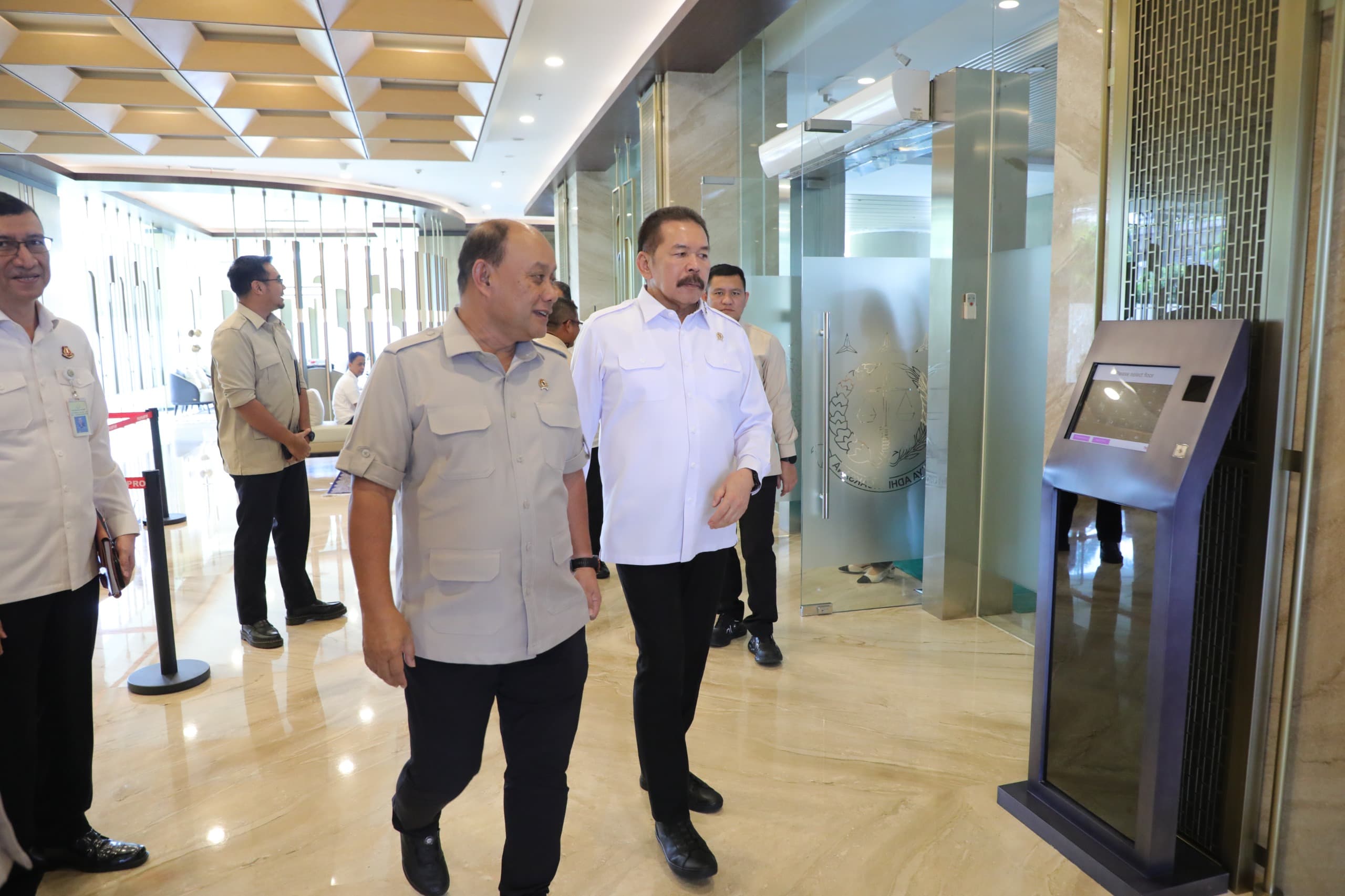 Jaksa Agung Sanitiar Burhanuddin bersama Kepala BGN Dadan Hindayana pada Kamis (20/3). (Puspenkum Kejagung). - Image