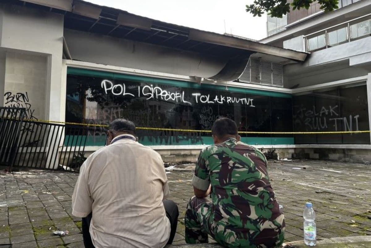 Hana Bank terbakar di Kota Bandung, Sabtu (22/3). (Rubby Jovan/Antara) - Image