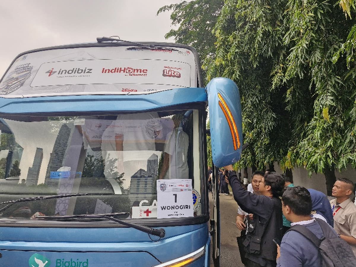 Antusiasme pemudik gratis, menaiki bus yang disediakan Grup Telkom ke berbagai tujuan di Pulau Jawa dan Lampung.(RianAlfianto/JawaPos.com). - Image