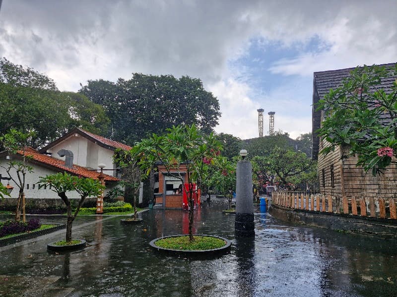 Jakarta Utara Mendadak Diguyur Hujan, Pengunjung Dufan Berhamburan, Wahana Permainan Dihentikan - Image