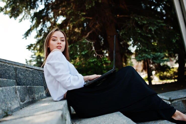 Ilustrasi orang yang sering dipuji saat waktu kecil. (Freepik) - Image