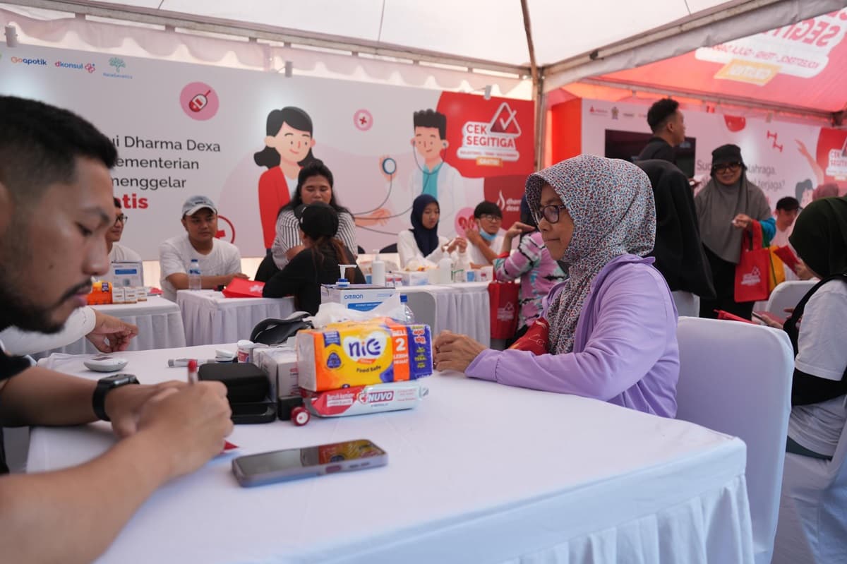 Peserta skrining penyakit kronis melakukan konsultasi gratis pada acara Cek Segitiga di Plaza Tenggara Gelora Bung Karno, Jakarta pada Minggu (13/4). (DEXA) - Image