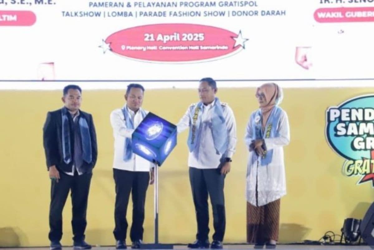 Gubernur Kaltim Rudy Ma&rsquo;ud bersama Wakil Gubernur Seno Aji saat meluncurkan program Gratispol Generasi Emas di Convention Hall Samarinda. (Diskominfo Kaltim/Antara) - Image