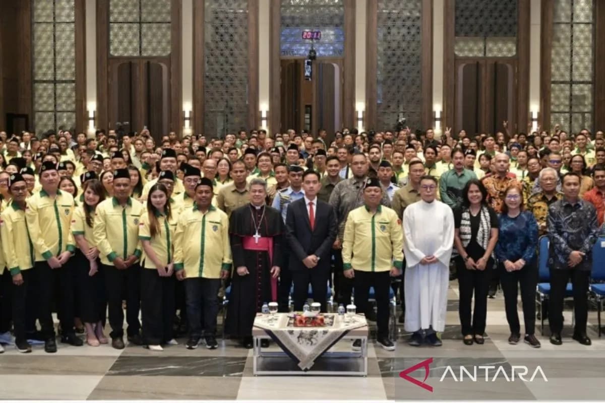 Wakil Presiden RI Gibran Rakabuming Raka saat menghadiri acara pelantikan Pengurus Pusat (PP) Pemuda Katolik Periode 2024&ndash;2027 di Gedung Konferensi Wali Gereja (KWI), Jakarta, Selasa (17/12/2024). - Image