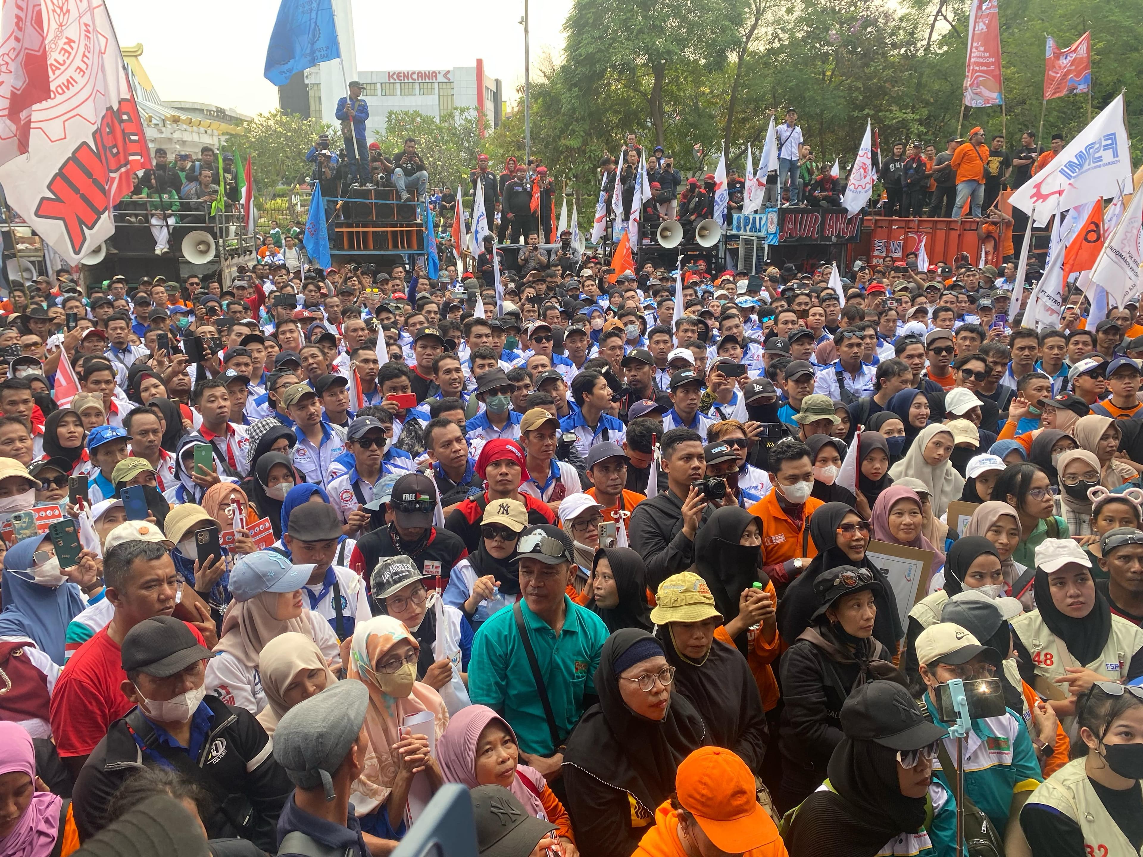 Ribuan Buruh Padati Kantor Gubernur Jatim di Hari Buruh Internasional, Gaungkan Penolakan Omnibus Law - Image