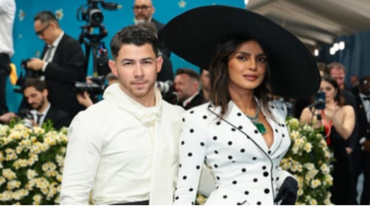 Nick Jonas dan Priyanka Chopra Jadi Perbincangan Hangat di Met Gala, Intip Penampilannya - Image