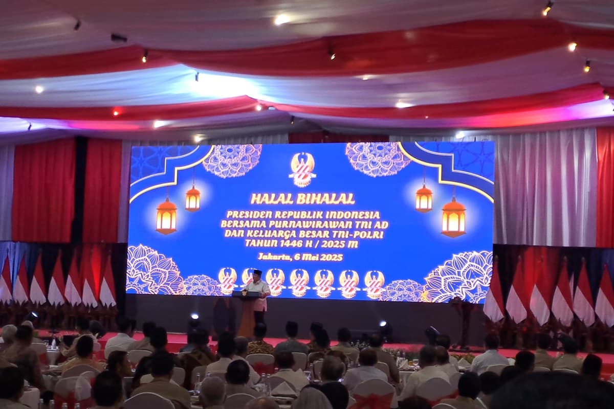Presiden Prabowo Subianto memberikan pidato dalam acara halalbihalal purnawirawan TNI-Polri di Balai Kartini, Jakarta, Selasa (6/5). (Folly Akbar/Jawapos) - Image