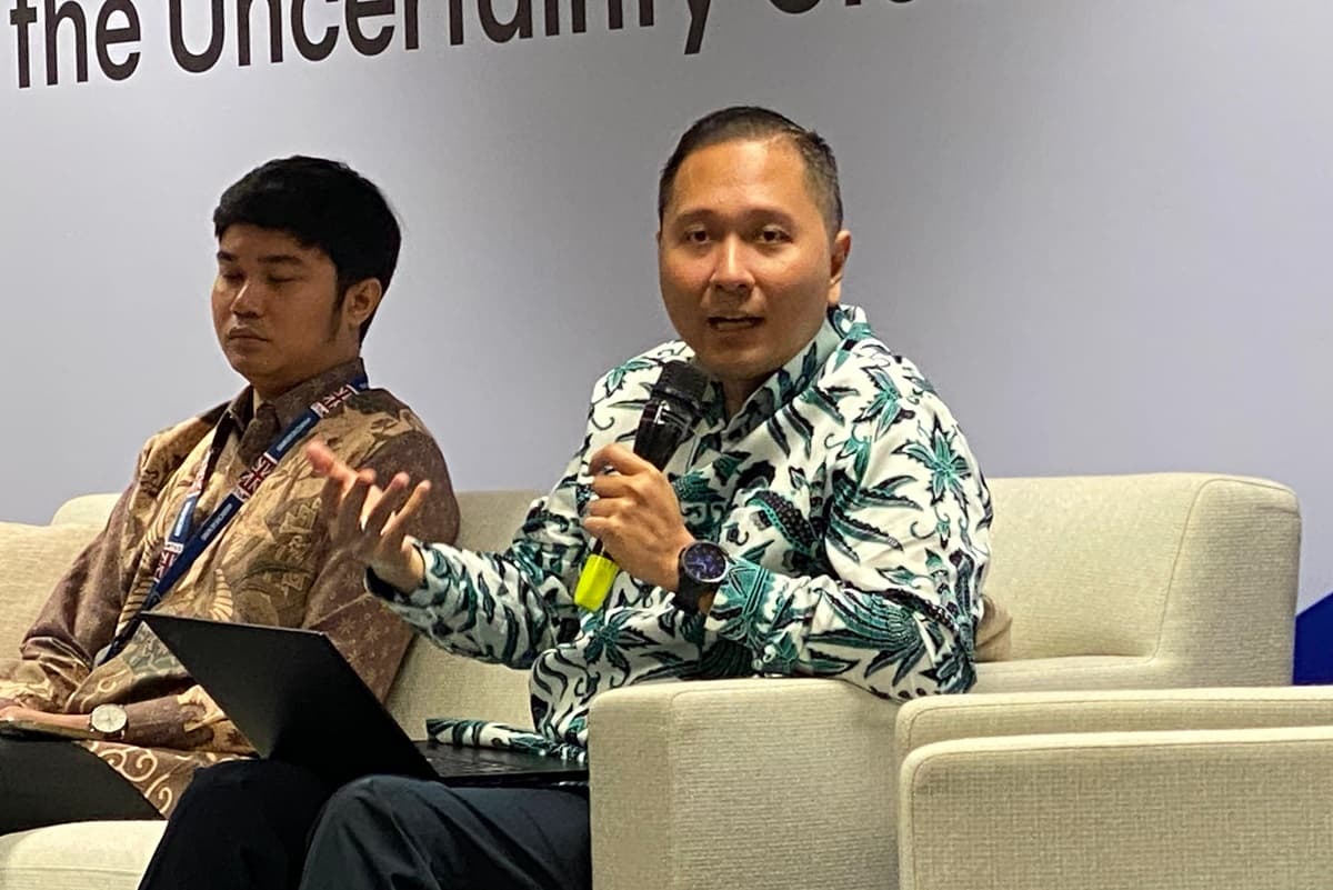 Chief Economist Permata Bank Josua Pardede. (Agas Putra Hartanto/JawaPos.com) - Image