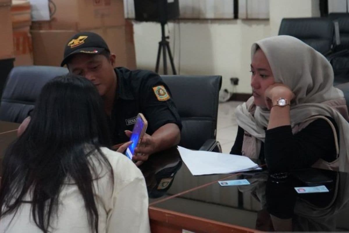 Petugas medata perempuan diduga PSK di Mako Satpol PP, Cibinong, Kabupaten Bogor. (Satpol PP Kabupaten Bogor/Antara) - Image