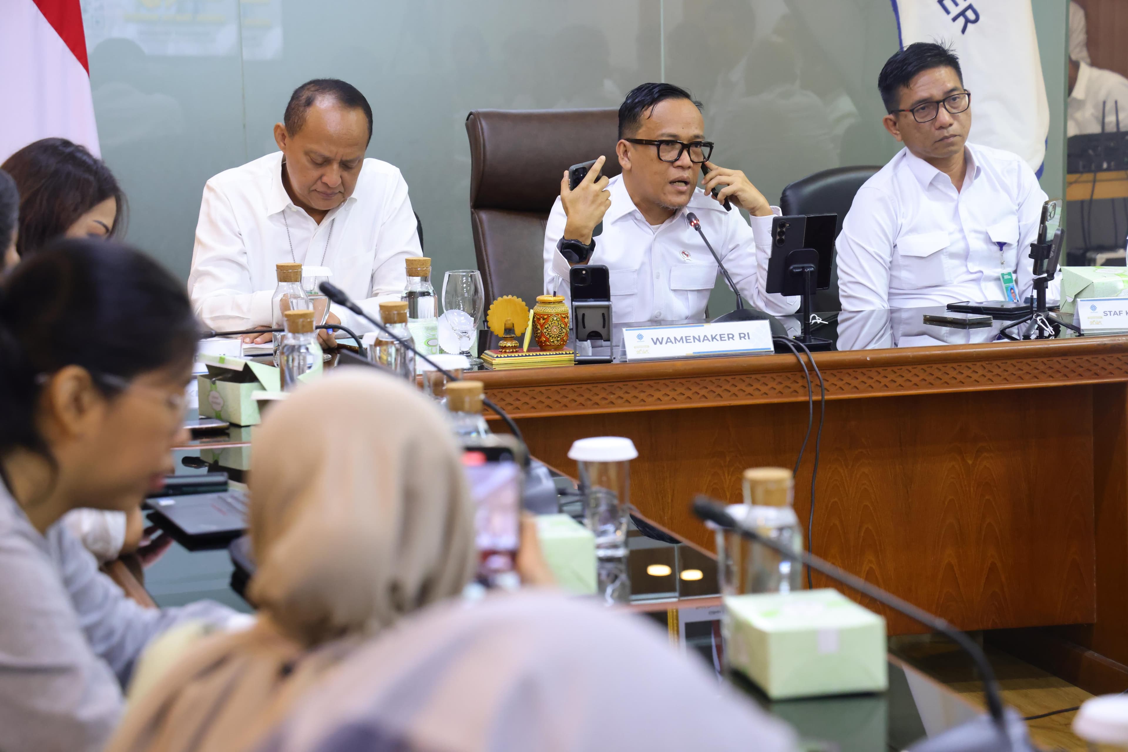 Wamenaker Terima Aduan Pegawai BUMN karena Ijazah Ditahan, Wamenaker Siap Temui Erick Tohir - Image
