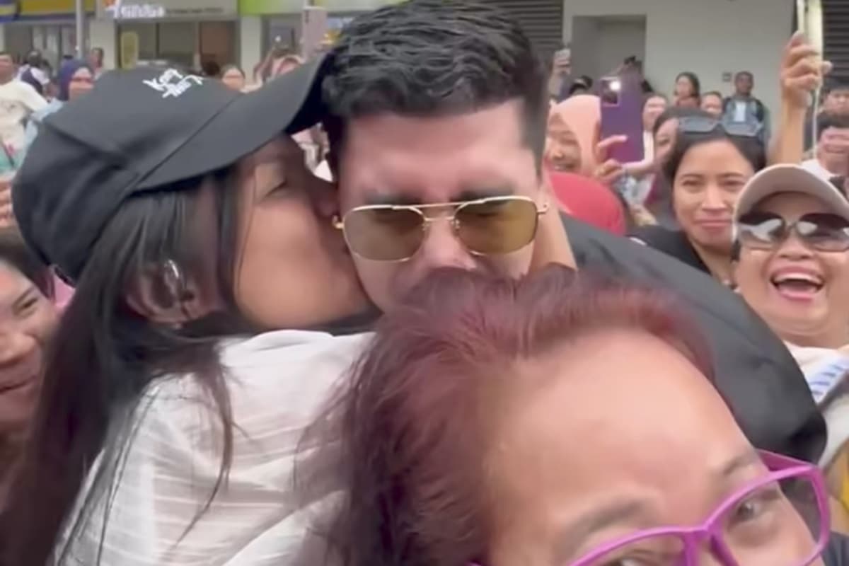 Liburan ke Singapura, Verrel Bramasta Dikerubungi Banyak Orang, Polisi sampai Turun Tangan - Image