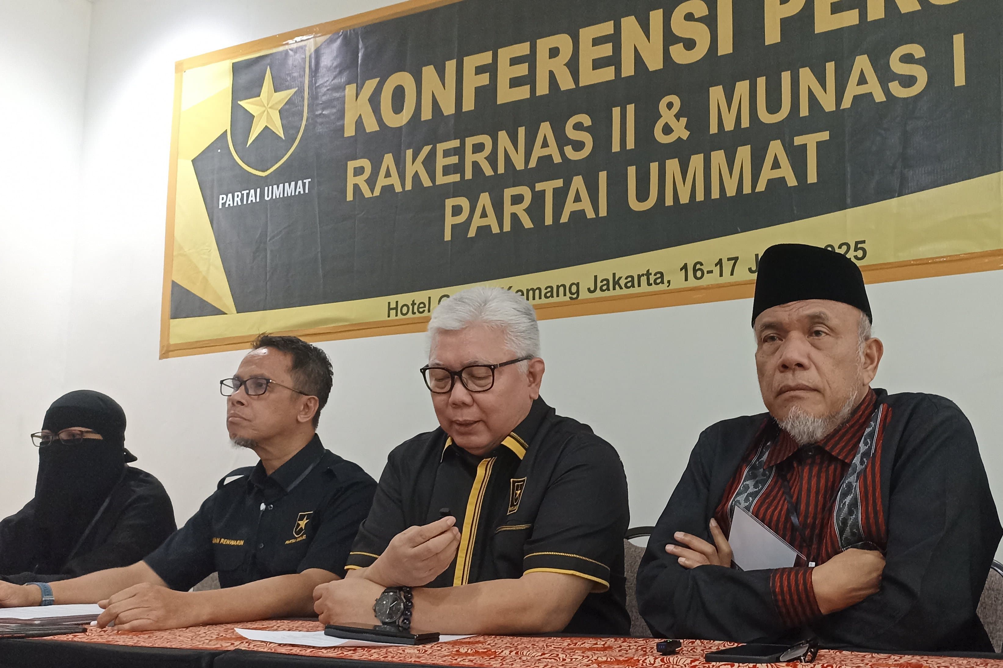 Anggota Mahkamah Partai Ummat Herman Kadir (kanan) memberikan keterangan kepada awak media (16/6). (Hilmi/Jawa Pos) - Image