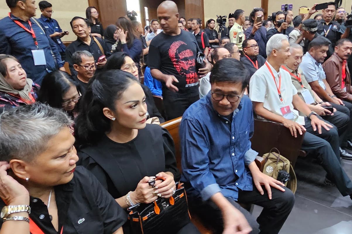 Ganjar Pranowo hingga Krisdayanti Hadiri Sidang Pemeriksaan Terdakwa Sekjen PDIP Hasto Kristiyanto di PN Jakpus - Image