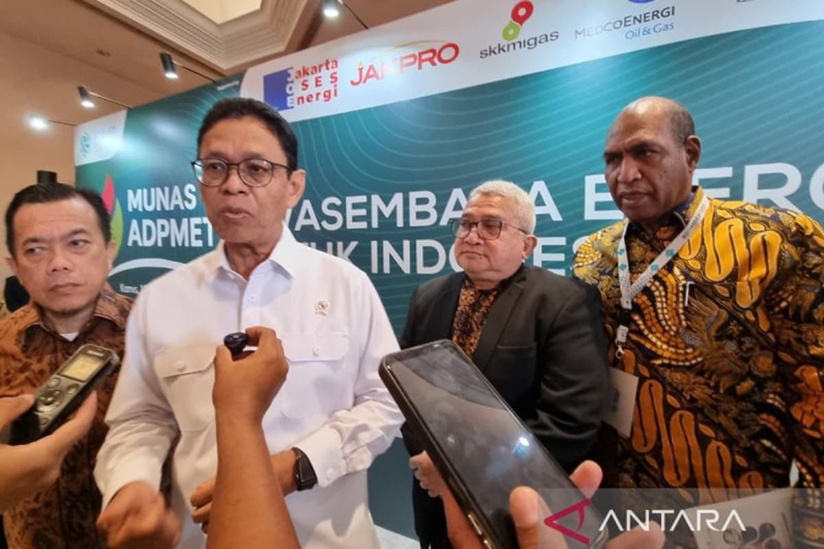 Wakil Menteri ESDM Yuliot Tanjung saat membuka kegiatan Musyawarah Nasional V Asosiasi Daerah Penghasil Migas dan Energi Terbarukan (ADPMET) yang diselenggarakan di Jakarta, Kamis (10/7). (ANTARA) - Image