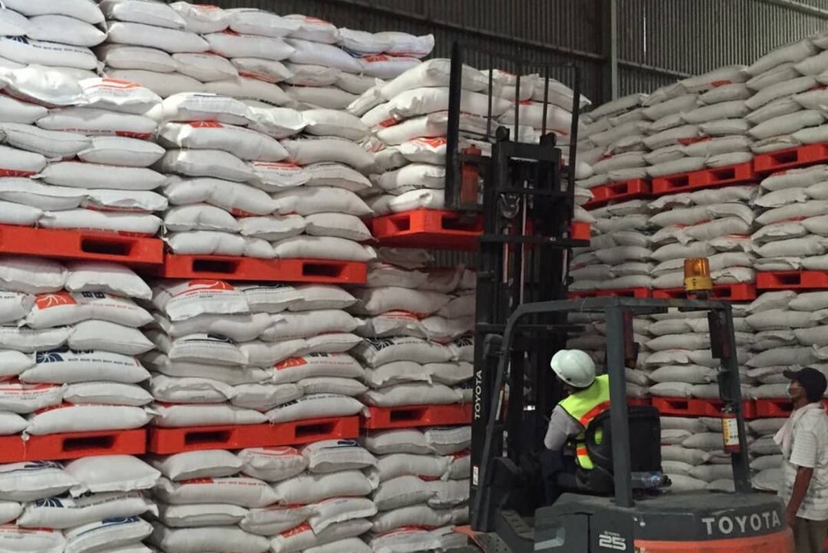 Tumpukan beras di gudang Bulog yang siap disalurkan dalam beragam skema. Diantaranya adalah untuk bantuan sosial (bansos). (Humas Kementan) - Image