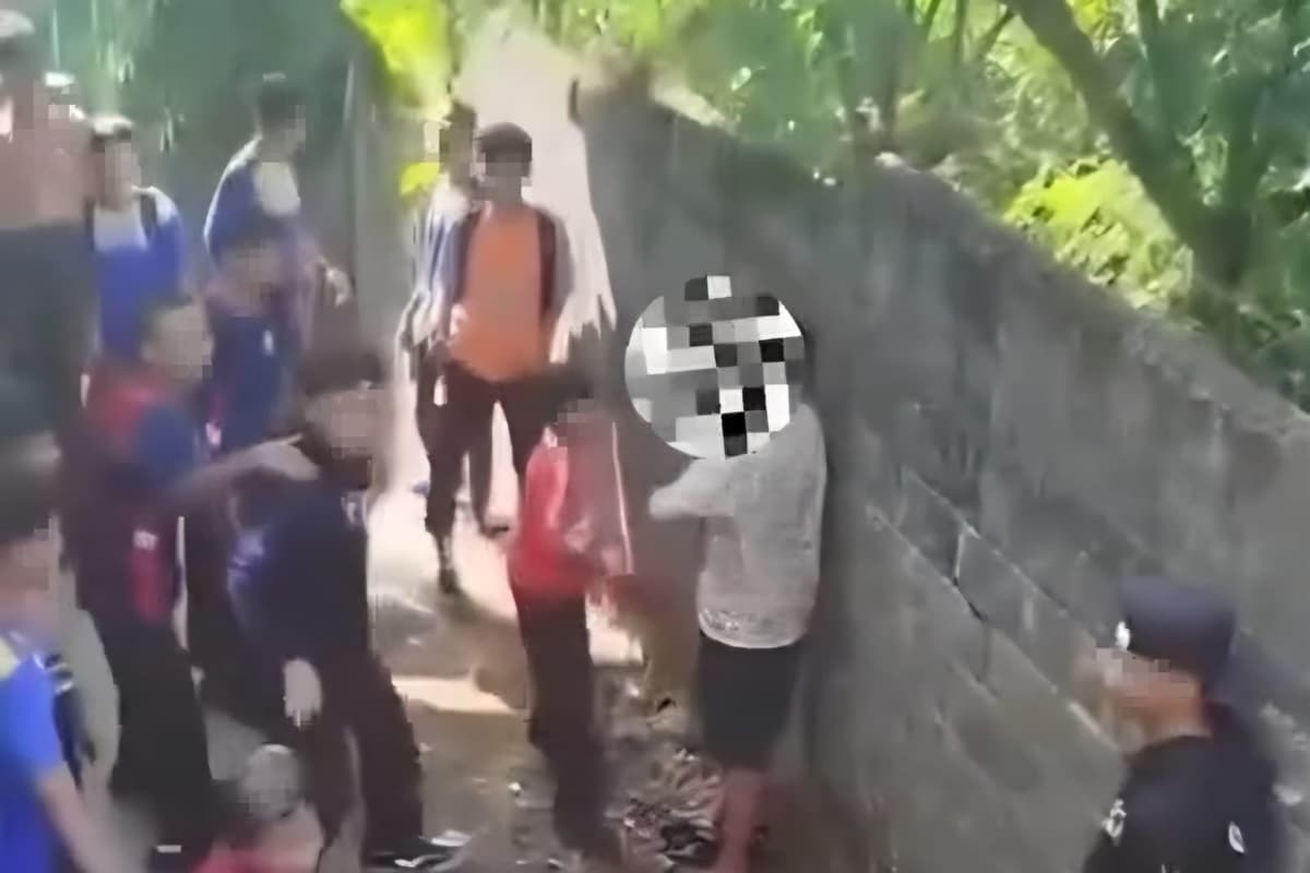 Miris! Siswa SMP di Blitar Dikeroyok Teman Sekolah saat MPLS, Videonya Viral di Medsos - Image