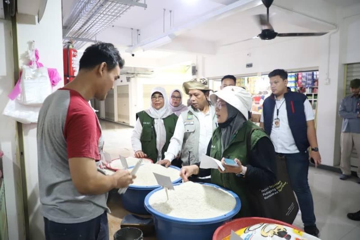 Humas Pemkot Tangerang Untuk Jawa Pos Caption : Tim Gabungan Pemkot Tangerang melakukan sidak beras oplosan disejumlah pasar, kemarin (25/7). (Muhtamimah/JawaPos.com) - Image