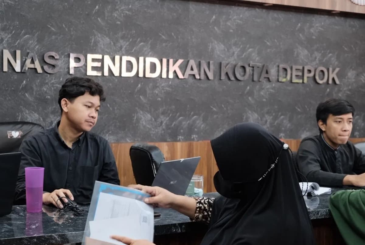 Pendaftaran Sekolah gratis: Inilah posko pendaftaran sekolah gratis di Kantor Disdik Kota Depok. (Pemkot Depok untuk Jawa Pos) - Image