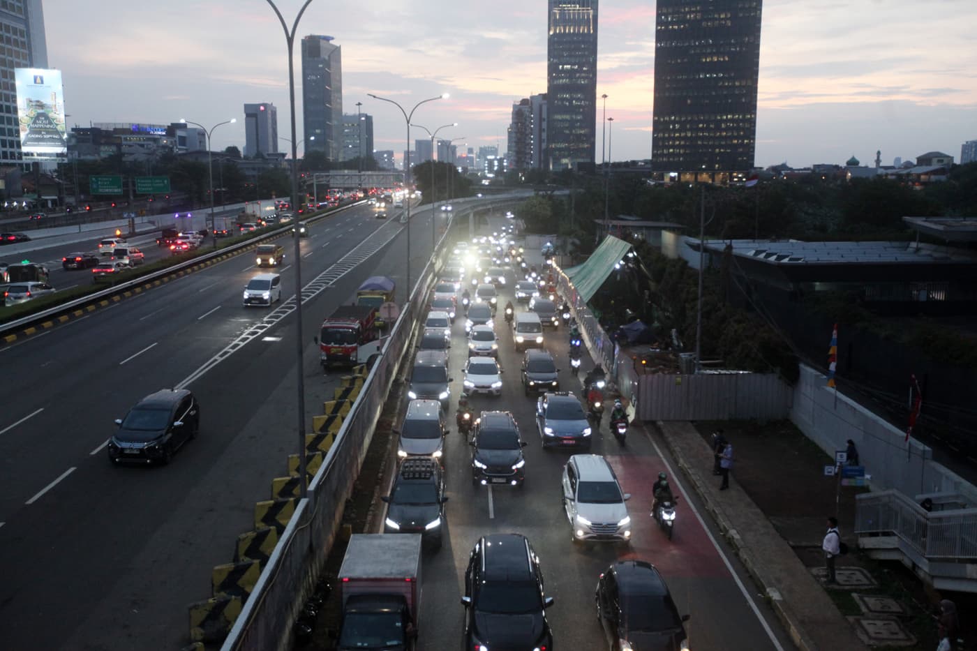 Atasi Kemacetan Parah, Uji Coba Rekayasa Lalu Lintas di TB Simatupang–RA Kartini Diberlakukan, Catat Jalur Alternatifnya! - Image
