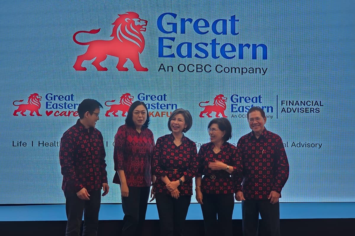 Direktur Pemasaran Great Eastern Life Indonesia Roy Hendrata Gozalie (paling kiri), Selasa (26/8). (Agas Putra Hartanto/Jawa Pos) - Image