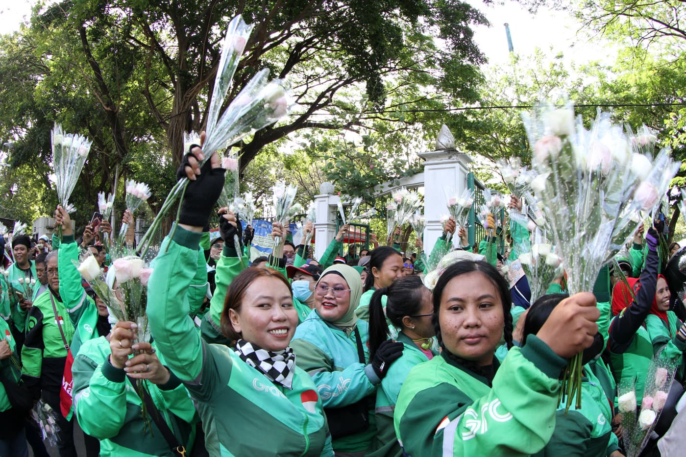 Puluhan driver Ojek online (Ojol) bersalaman kepada aparat saat aksi damai di kawasan Monumen Nasional, Jakarta, Selasa (02/09/2025). (Dery Ridwansah/ JawaPos.com)  - Image