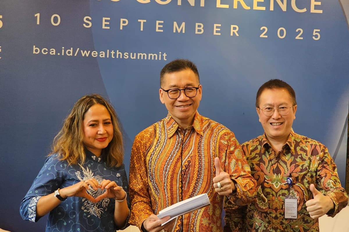 Direktur PT Bank Central Asia (BCA) Haryanto Tiara Budiman (tengah) dalam media briefing BCA Wealth Summit 2025, Rabu (10/9). (Agas Putra Hartanto/Jawa Pos) - Image