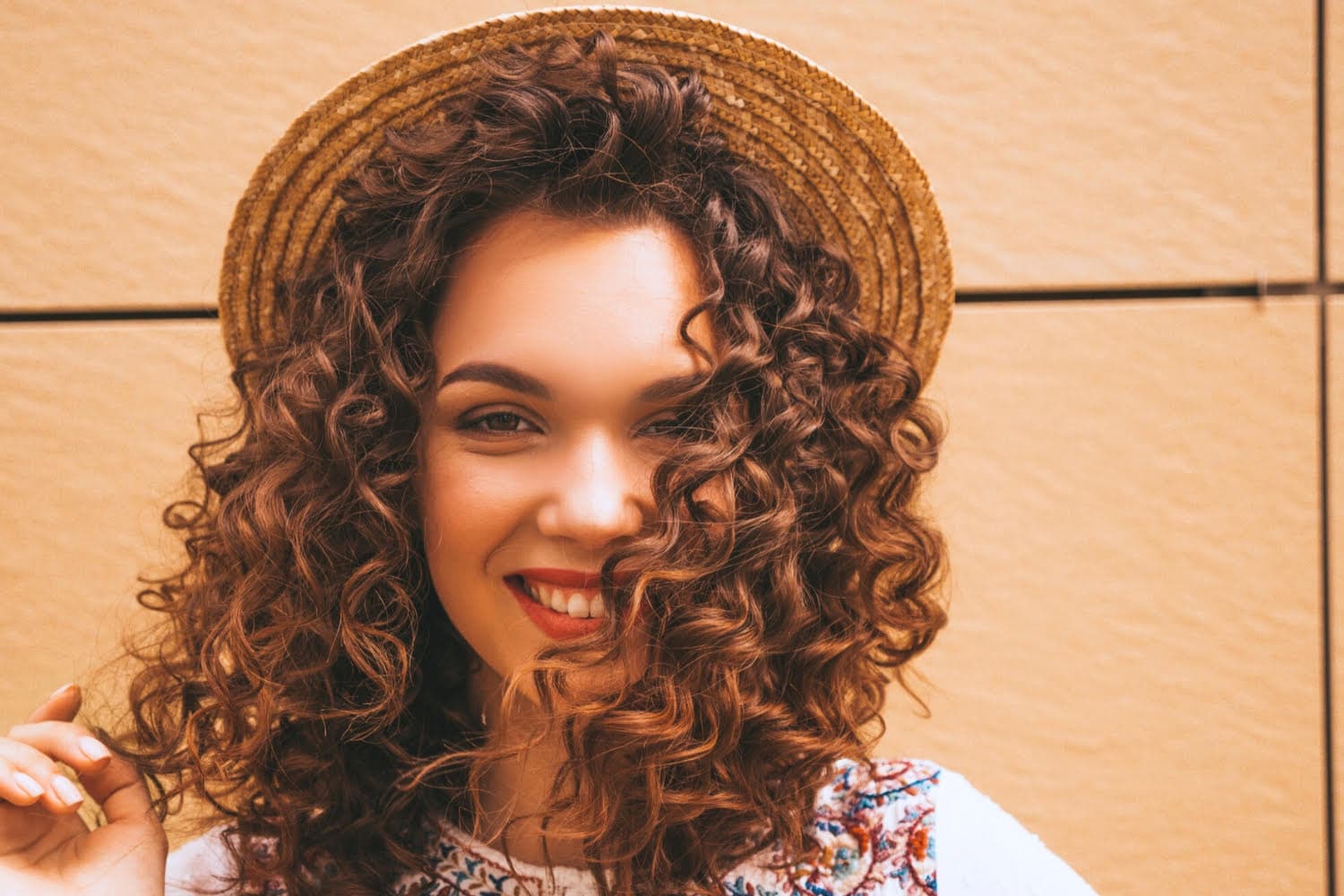 7 Cara Merawat Rambut Keriting di Musim Panas agar Tetap Sehat, Indah, dan Tampil Penuh Percaya Diri - Image