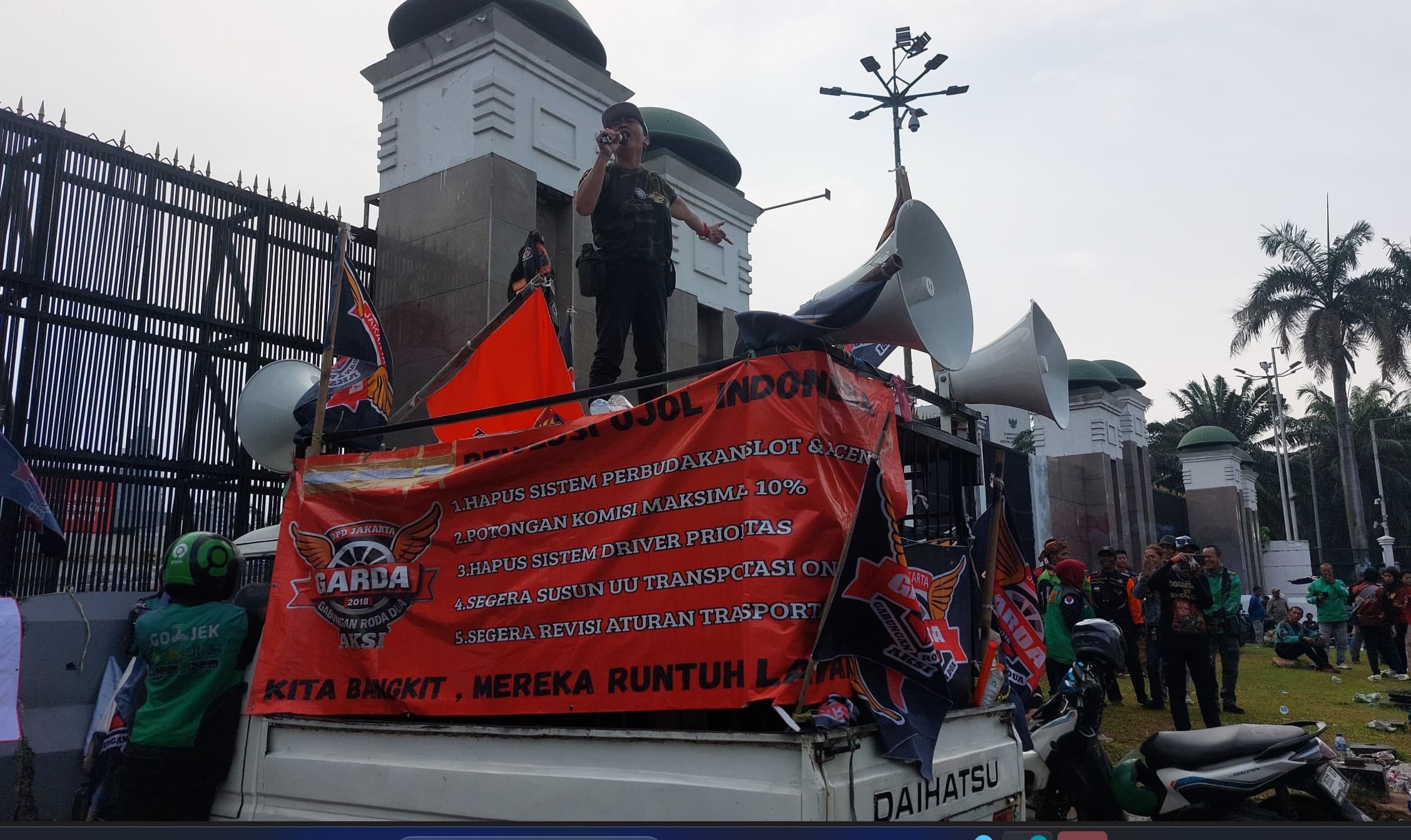 Polisi Terapkan Rekayasa Lalu Lintas Depan Gedung DPR RI, Imbas Demo Peringatan Hari Tani Nasional - Image