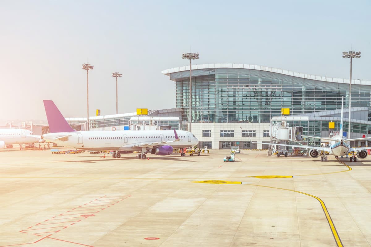 Ilustrasi pesawat tengah parkir di apron bandara. (Istimewa). - Image