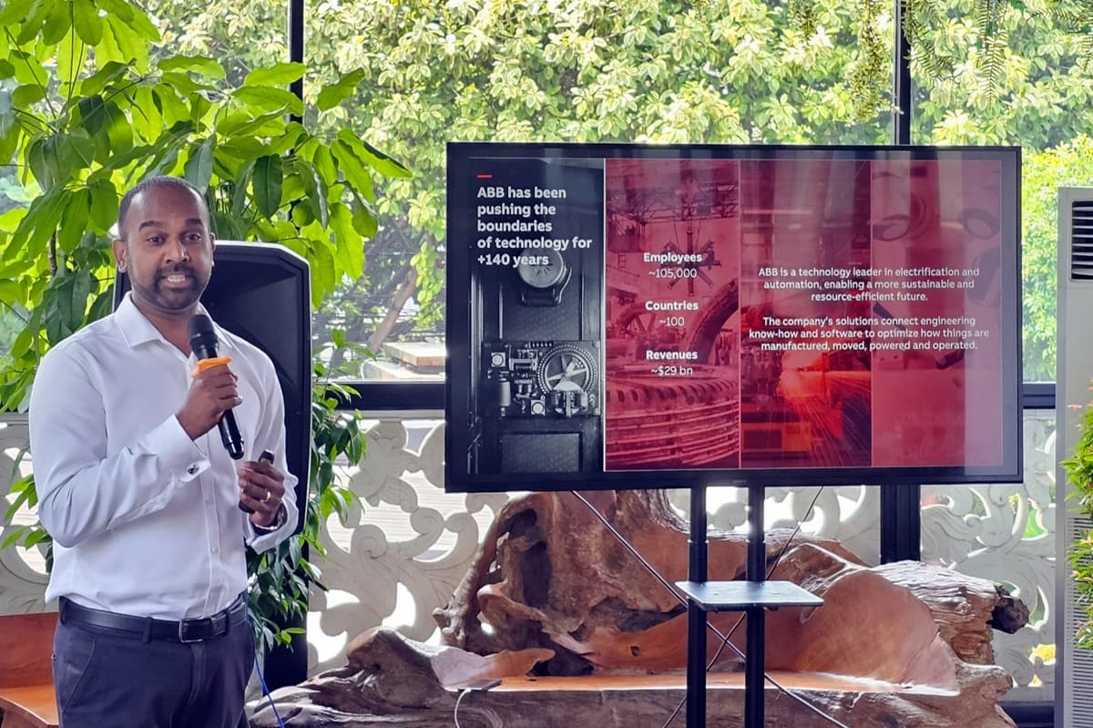 Vice President divisi Energy Industries ABB untuk Asia Tenggara Abhinav Harikumar dalam media briefing di kawasan Menteng, Rabu (24/9). (Agas Putra Hartanto/Jawa Pos) - Image